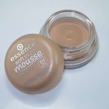 ايسنس كريم أساس سوفت تاتش مووس ميك أب فونديشن 01 مط رملي 16 جم